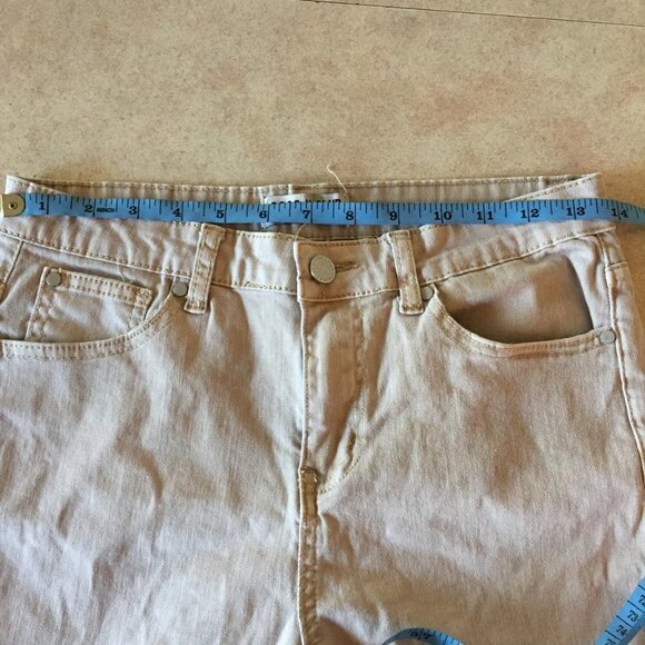 COCO Y Club Beige Capris - Picture 5 of 7